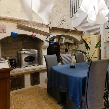 Smaragdi Boutique شقة فندقية